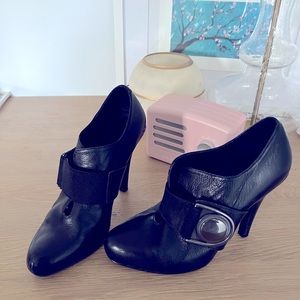 Black Jessica Simpson 4” booty high heel